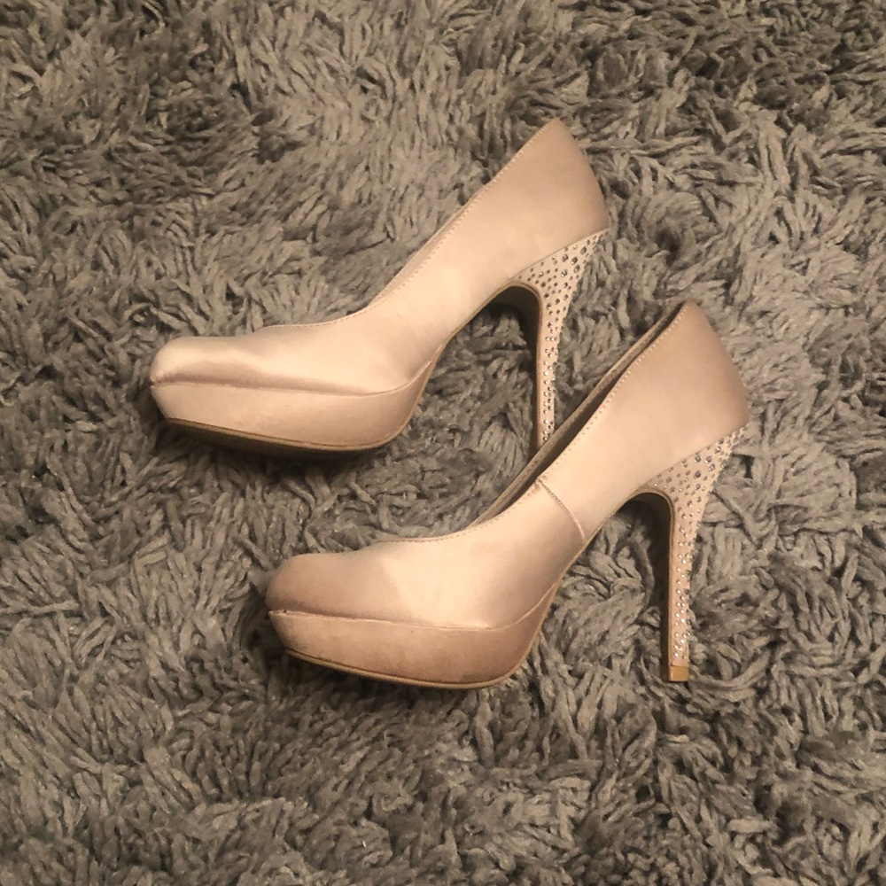 Olsenboye pumps with jeweled heel